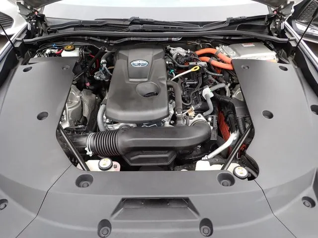 クラウン セダン ハイブリッド(トヨタ)の車両写真