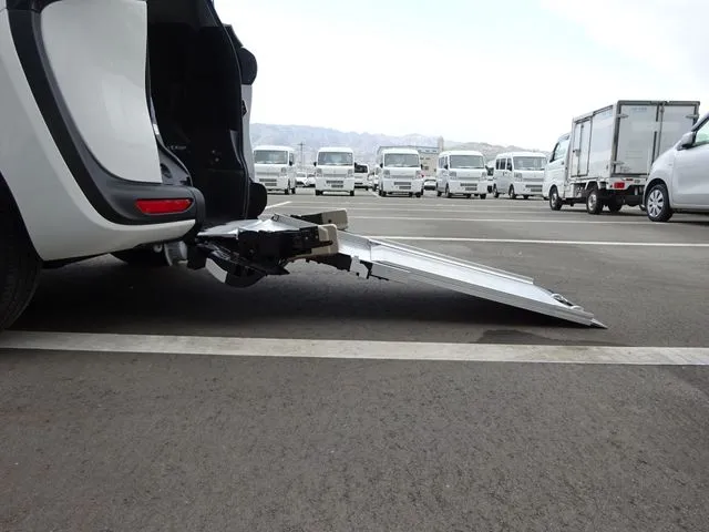 シエンタ（トヨタ）の車両写真