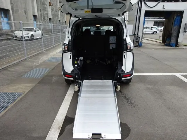 シエンタ（トヨタ）の車両写真