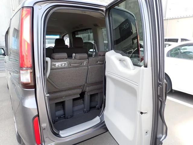 ステップワゴン（ホンダ）の車両写真