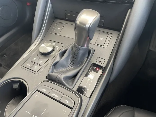 トヨタ　レクサス　ＩＳ３００ｈ