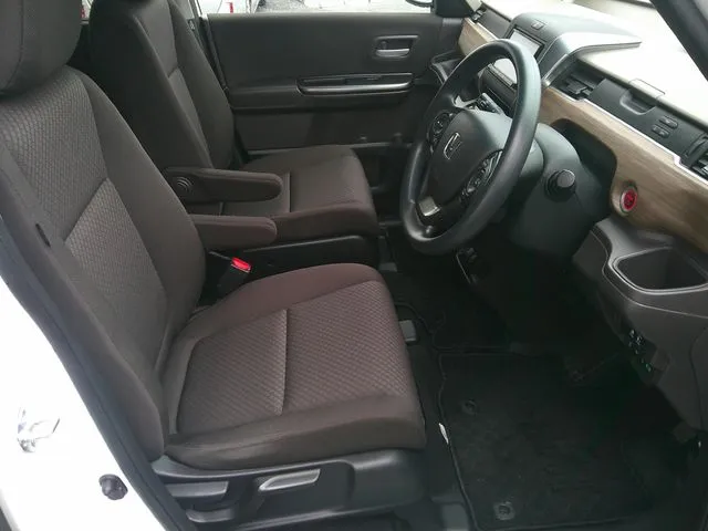 ホンダ　フリードプラス　ハイブリッド　４ＷＤ