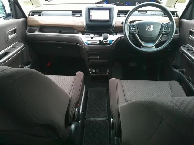 ホンダ　フリードプラス　ハイブリッド　４ＷＤ
