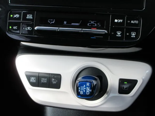 プリウス（トヨタ）の車両写真