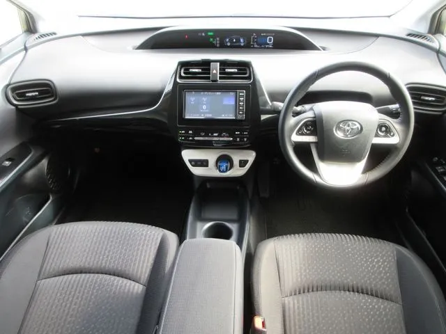 プリウス（トヨタ）の車両写真