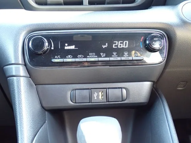 ヤリス ハイブリッド(トヨタ)の車両写真