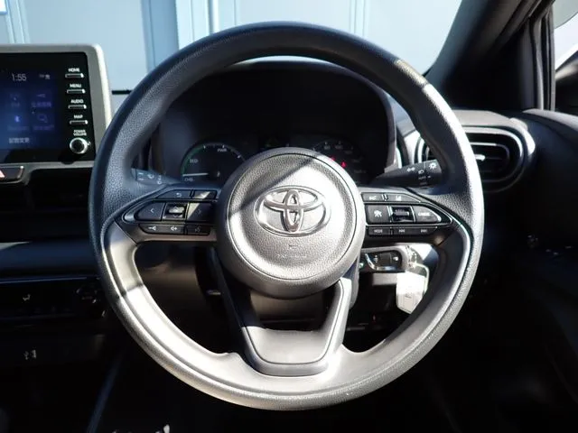 ヤリス ハイブリッド(トヨタ)の車両写真