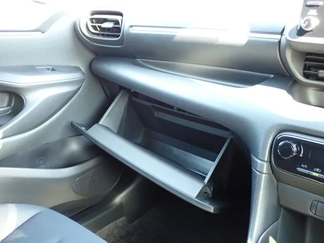 ヤリス ハイブリッド(トヨタ)の車両写真