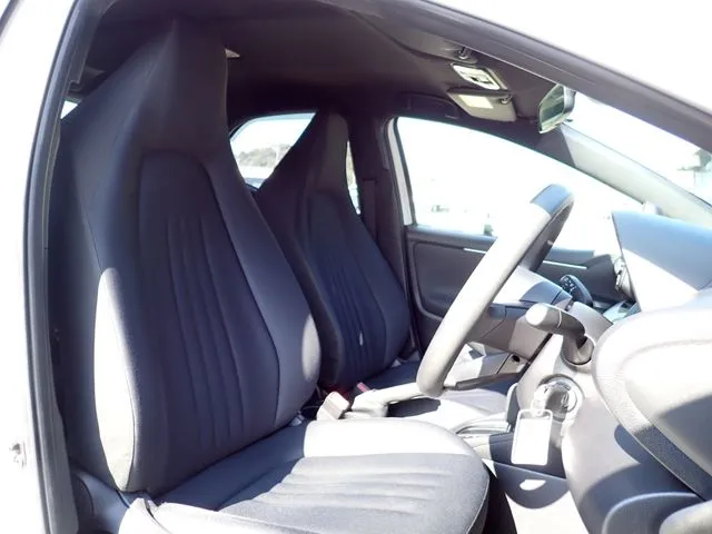 ヤリス ハイブリッド(トヨタ)の車両写真