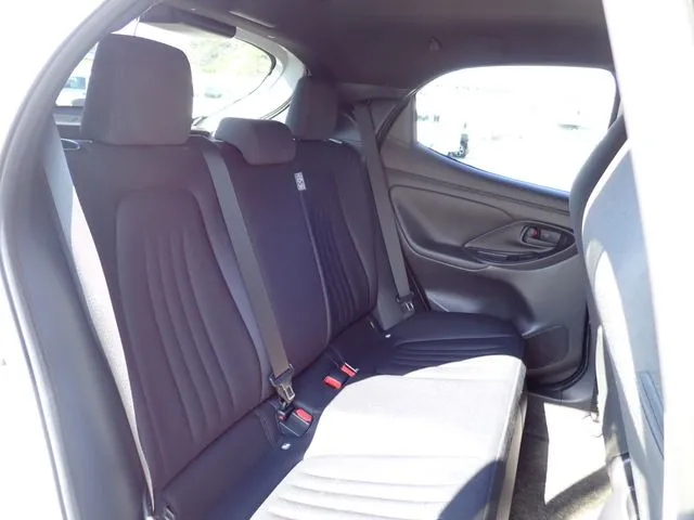 ヤリス ハイブリッド(トヨタ)の車両写真