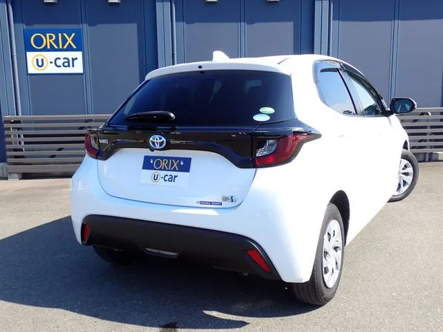 ヤリス ハイブリッド(トヨタ)の車両写真