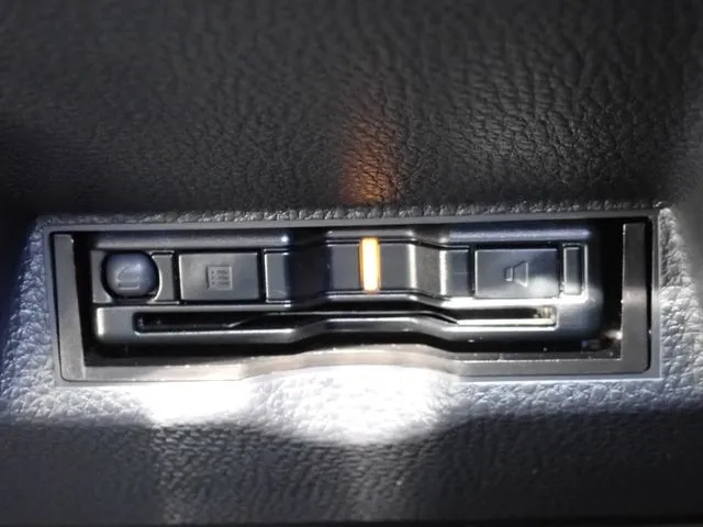 ヤリス ハイブリッド(トヨタ)の車両写真