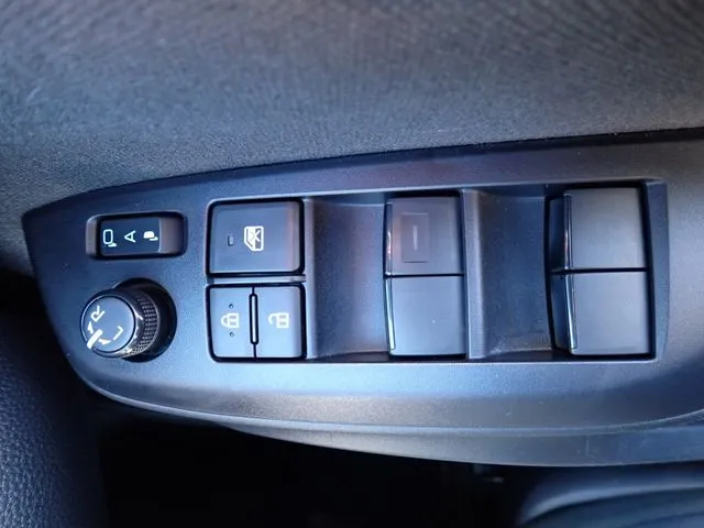 ヤリス ハイブリッド(トヨタ)の車両写真