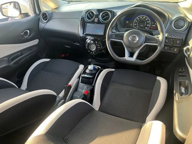 ノート　４ＷＤ（ニッサン）の車両写真