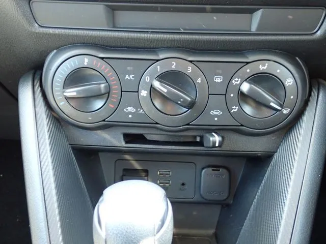 ＭＡＺＤＡ２（マツダ）の車両写真