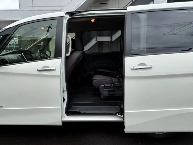 セレナ Sハイブリッド(ニッサン)の車両写真