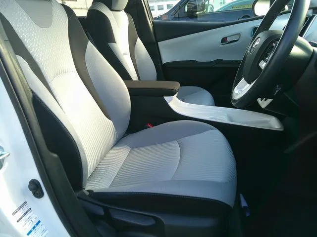 プリウス　４ＷＤ（トヨタ）の車両写真