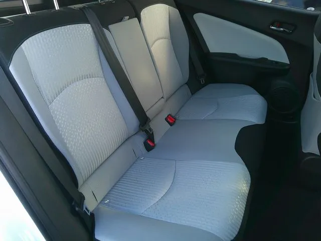 プリウス　４ＷＤ（トヨタ）の車両写真