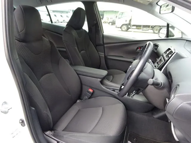 プリウス（トヨタ）の車両写真