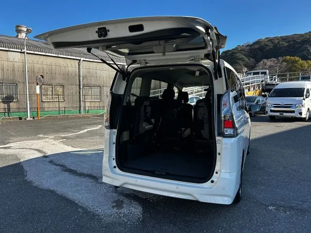 セレナ（ニッサン）の車両写真