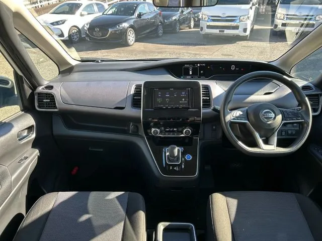 セレナ（ニッサン）の車両写真