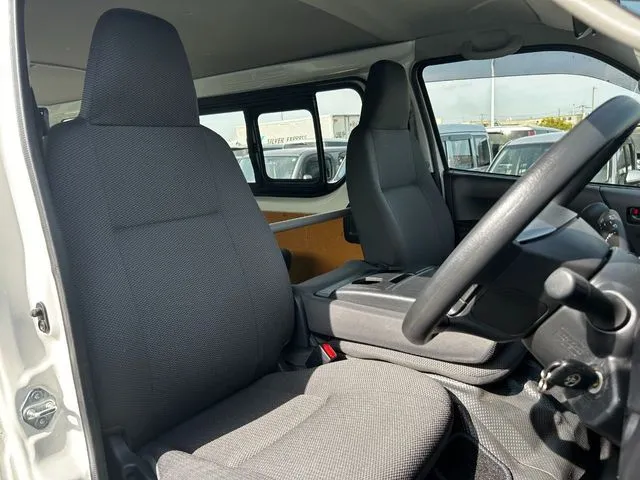 ハイエースバン　２ＷＤ（トヨタ）の車両写真