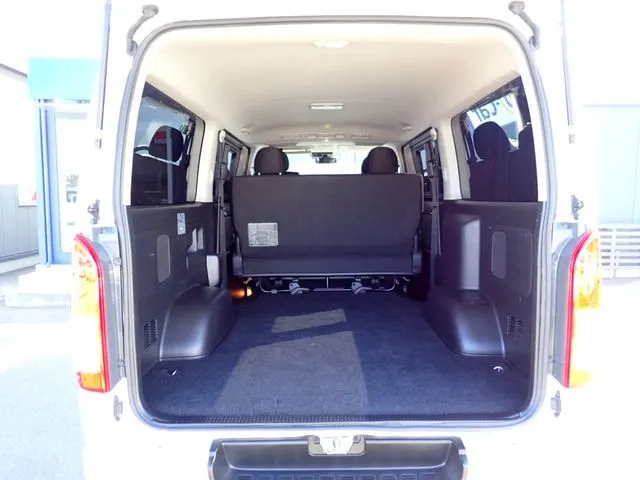 ハイエースバン　２ＷＤ（トヨタ）の車両写真