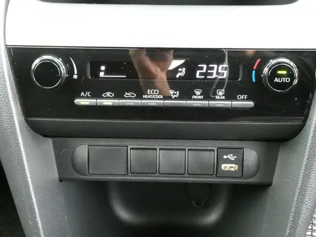 ヤリスクロス　ハイブリッド（トヨタ）の車両写真