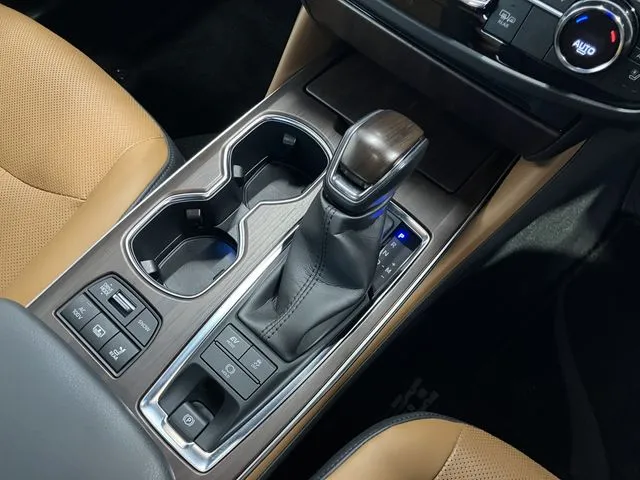 トヨタ　クラウン　セダン　ハイブリッド