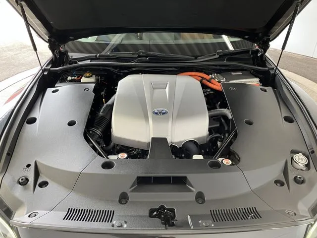 トヨタ　クラウン　セダン　ハイブリッド