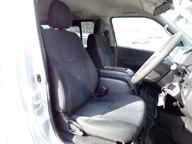 ハイエースバン　２ＷＤ（トヨタ）の車両写真