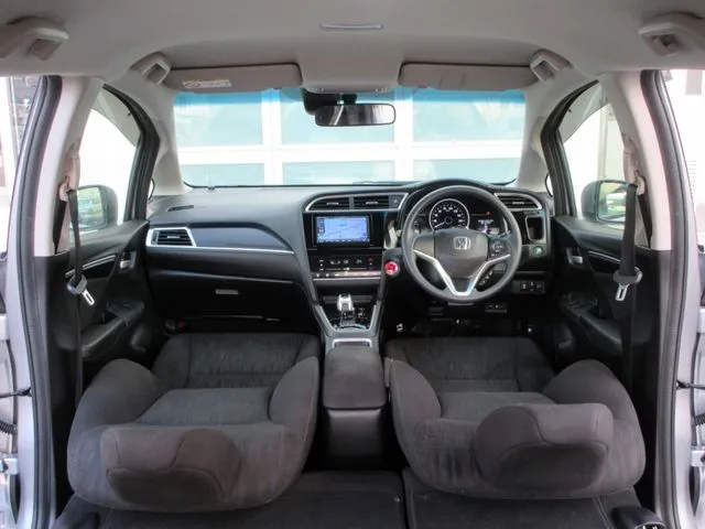 シャトル　ハイブリッド（ホンダ）の車両写真