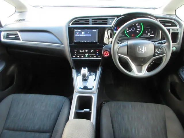 シャトル　ハイブリッド（ホンダ）の車両写真