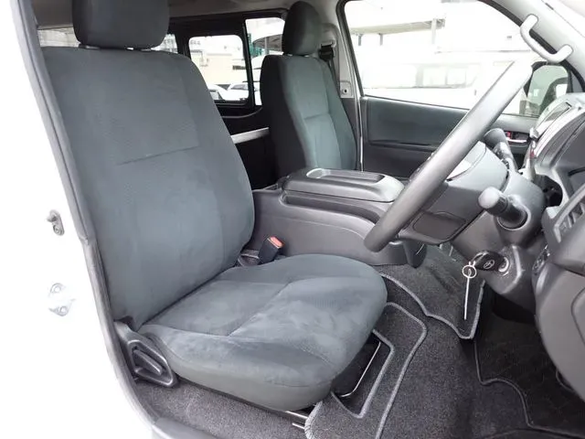 トヨタ　ハイエースバン　２ＷＤ