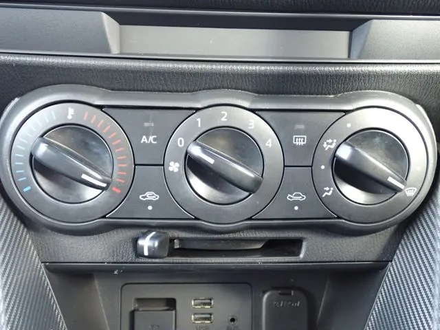 ＭＡＺＤＡ２（マツダ）の車両写真