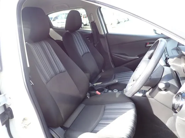 ＭＡＺＤＡ２（マツダ）の車両写真