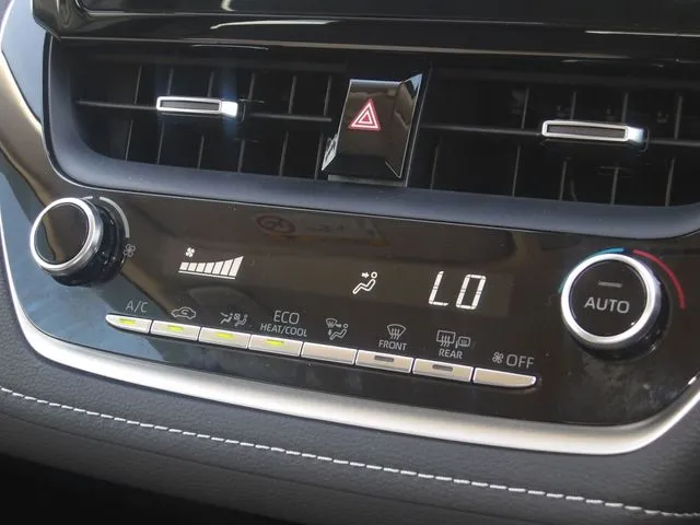 カローラ　セダン　ハイブリッド（トヨタ）の車両写真