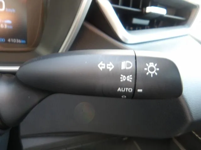 カローラ　セダン　ハイブリッド（トヨタ）の車両写真