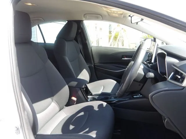 カローラ　セダン　ハイブリッド（トヨタ）の車両写真