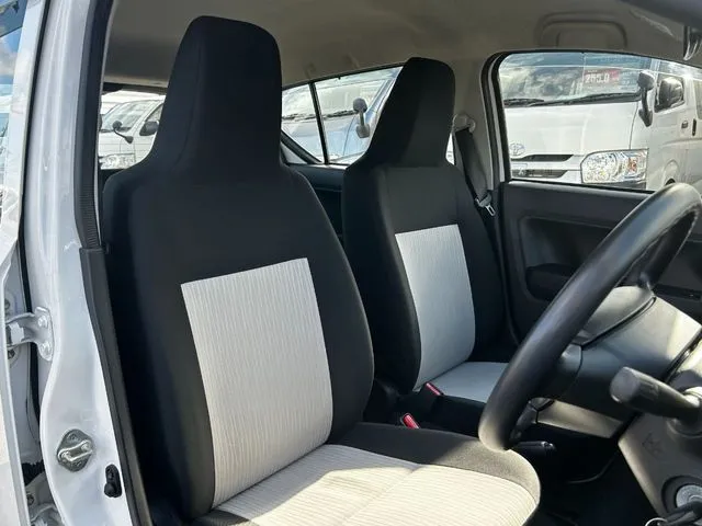 ミラ　イース（ダイハツ）の車両写真