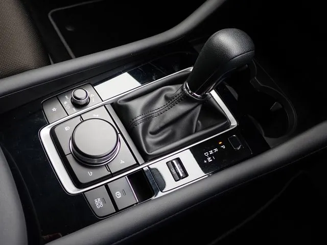 マツダ　ＭＡＺＤＡ３　セダン