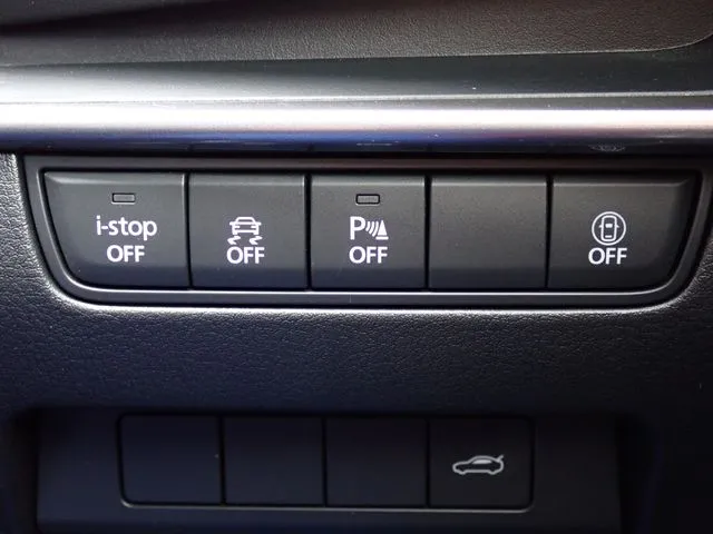 マツダ　ＭＡＺＤＡ３　セダン