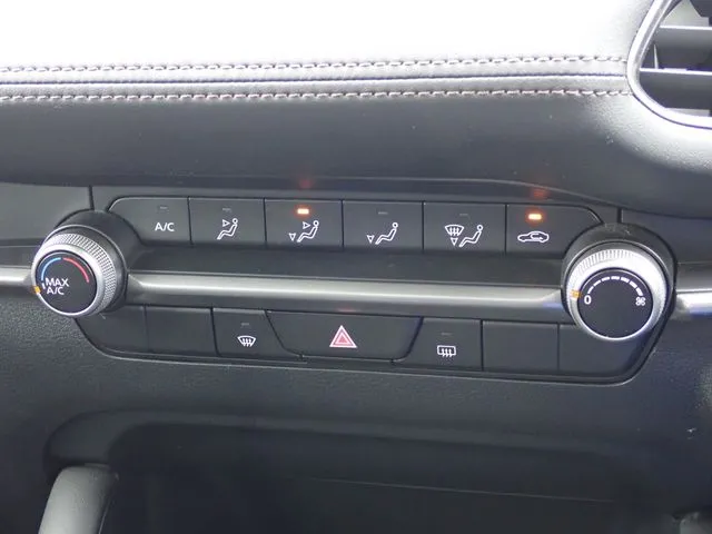 マツダ　ＭＡＺＤＡ３　セダン