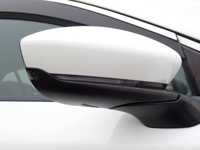 マツダ　ＭＡＺＤＡ３　セダン