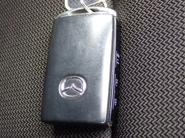 マツダ　ＭＡＺＤＡ３　セダン