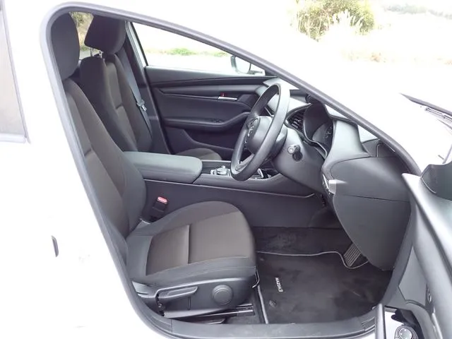 マツダ　ＭＡＺＤＡ３　セダン