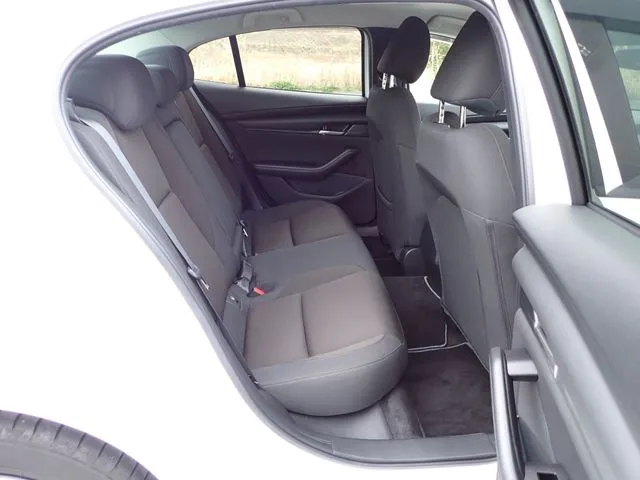 マツダ　ＭＡＺＤＡ３　セダン