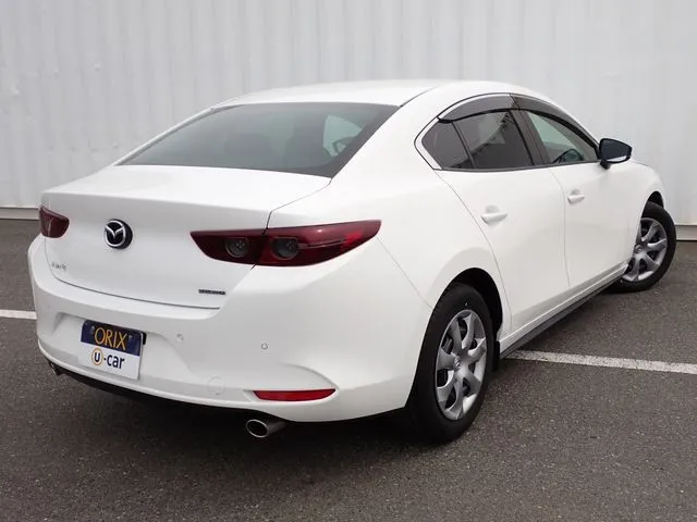 マツダ　ＭＡＺＤＡ３　セダン
