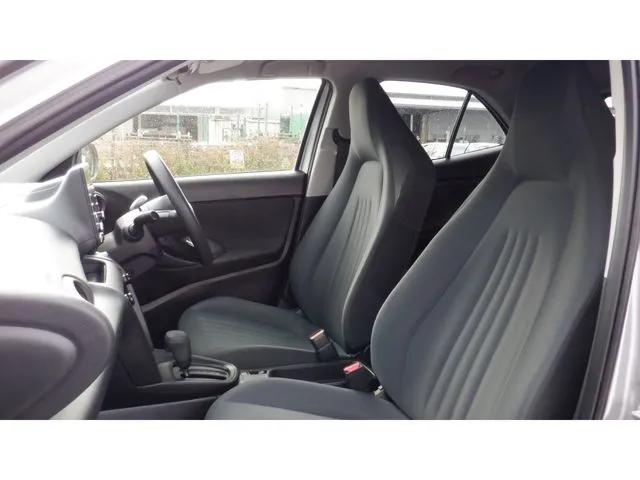 ヤリスクロス　ハイブリッド（トヨタ）の車両写真