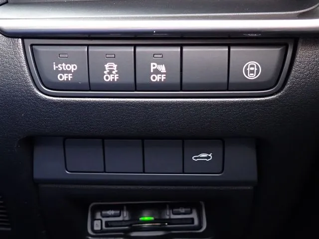 マツダ　ＭＡＺＤＡ３　セダン